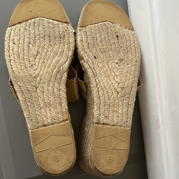 🐝 Bogo ⭐️ Michael Kors Sz 8 gold leather tan straw wedges sandals - Picture 6 of 11